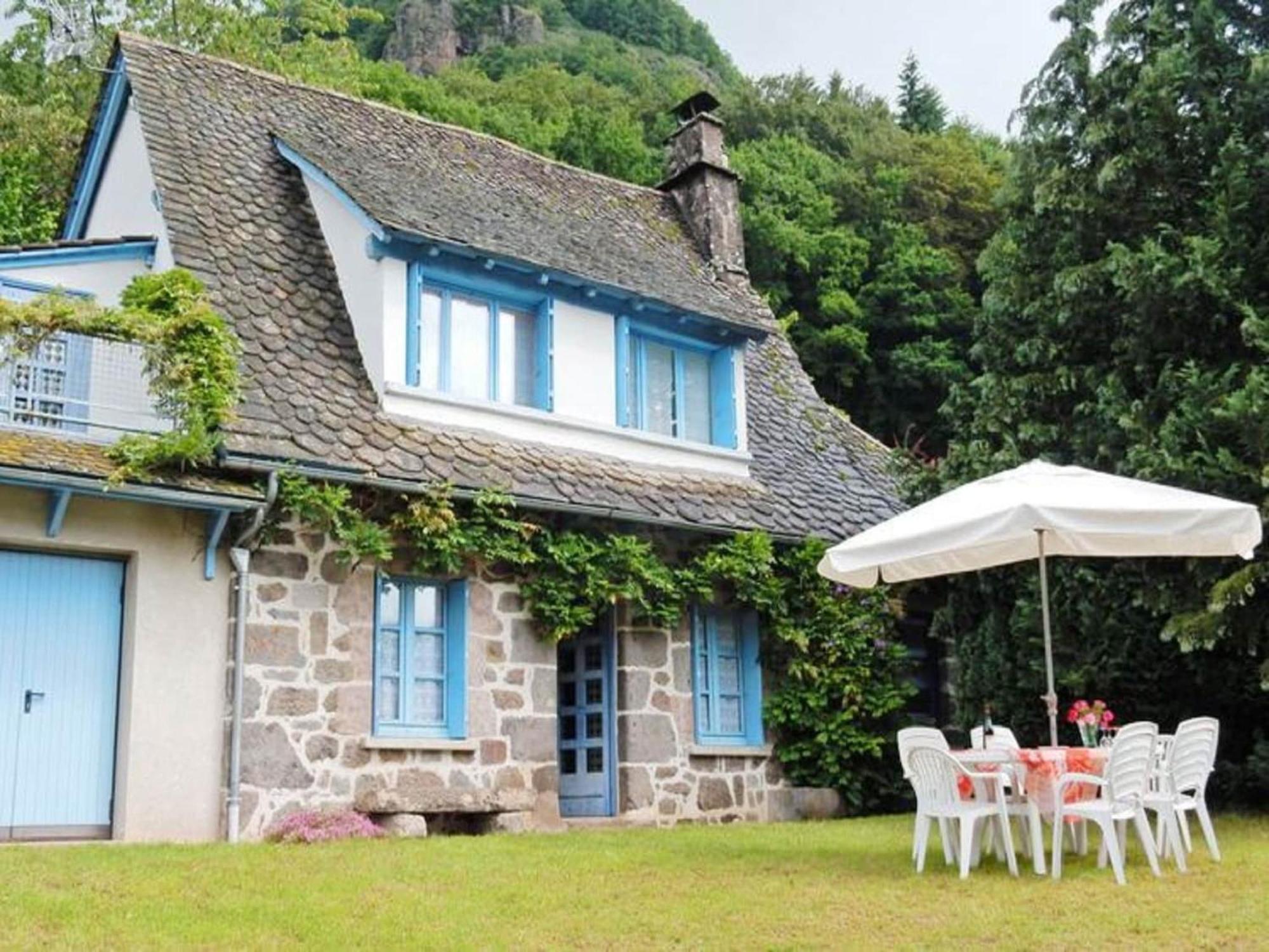 Beautiful Villa In The Parc Des Volcans D Auvergne Vic-sur-Cère Esterno foto